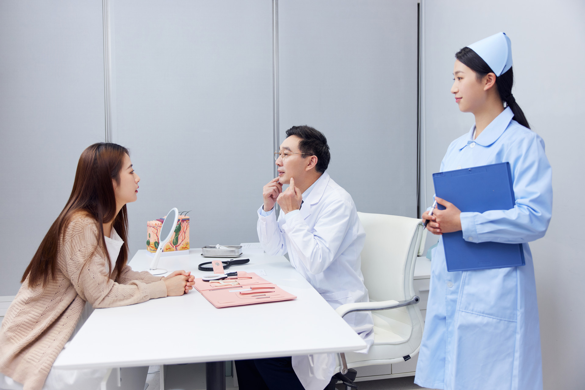 美女到整形医院面诊咨询